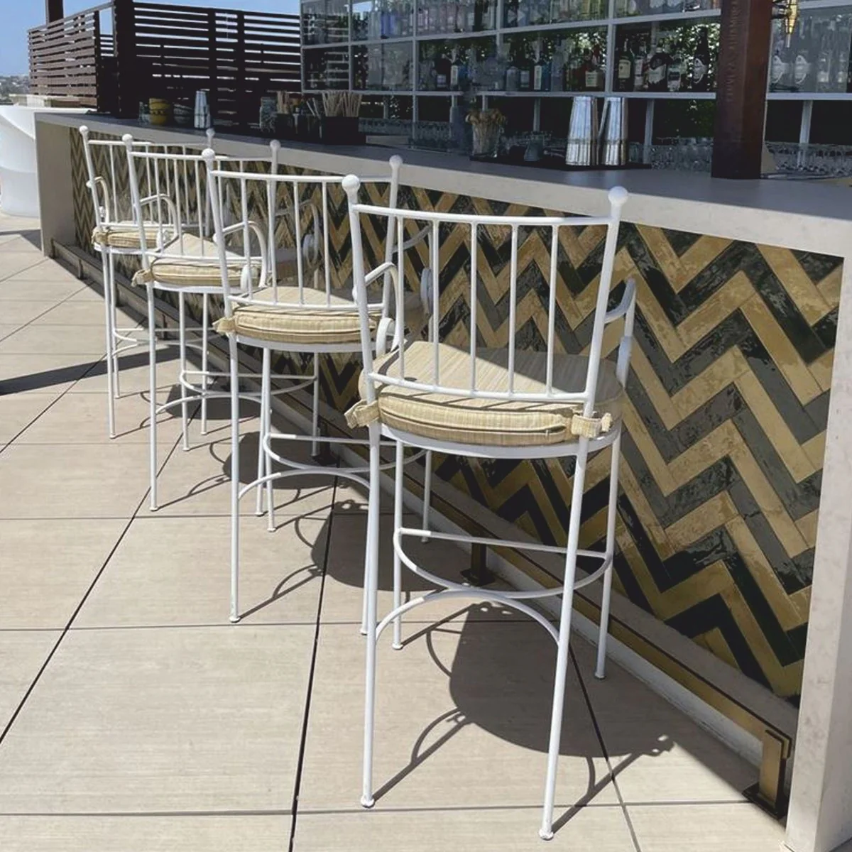 Casa Padrino silla de bar de lujo Art Nouveau de hierro forjado con reposabrazos blanco / beige A. 117 cm