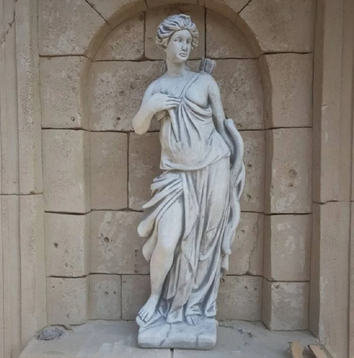 Casa Padrino Escultura de Decoración de Jardín Art Nouveau Mujer con Carcaj Gris A. 141 cm - Elegante Decoración de Jardín Figura - Accesorios de Decoración de Jardín Barrocos y Art Nouveau