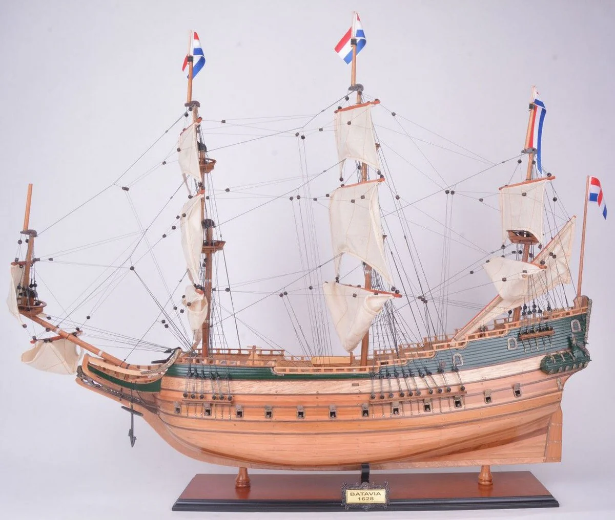 Casa Padrino buque insignia Batavia natural / verde / multicolor 94 x 26,7 x A. 74,3 cm - Barco decorativo hecho a mano - Barco de madera - velero - Barco de guerra - Accesorios decorativos de lujo