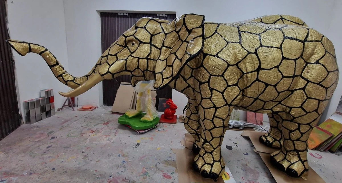 Casa Padrino escultura decorativa de lujo elefante oro / negro 410 x 155 x A. 223 cm - Escultura XXL para decoraci¨®n de jard¨ªn enorme - Figura XXL para decoraci¨®n de jard¨ªn de tama?o natural