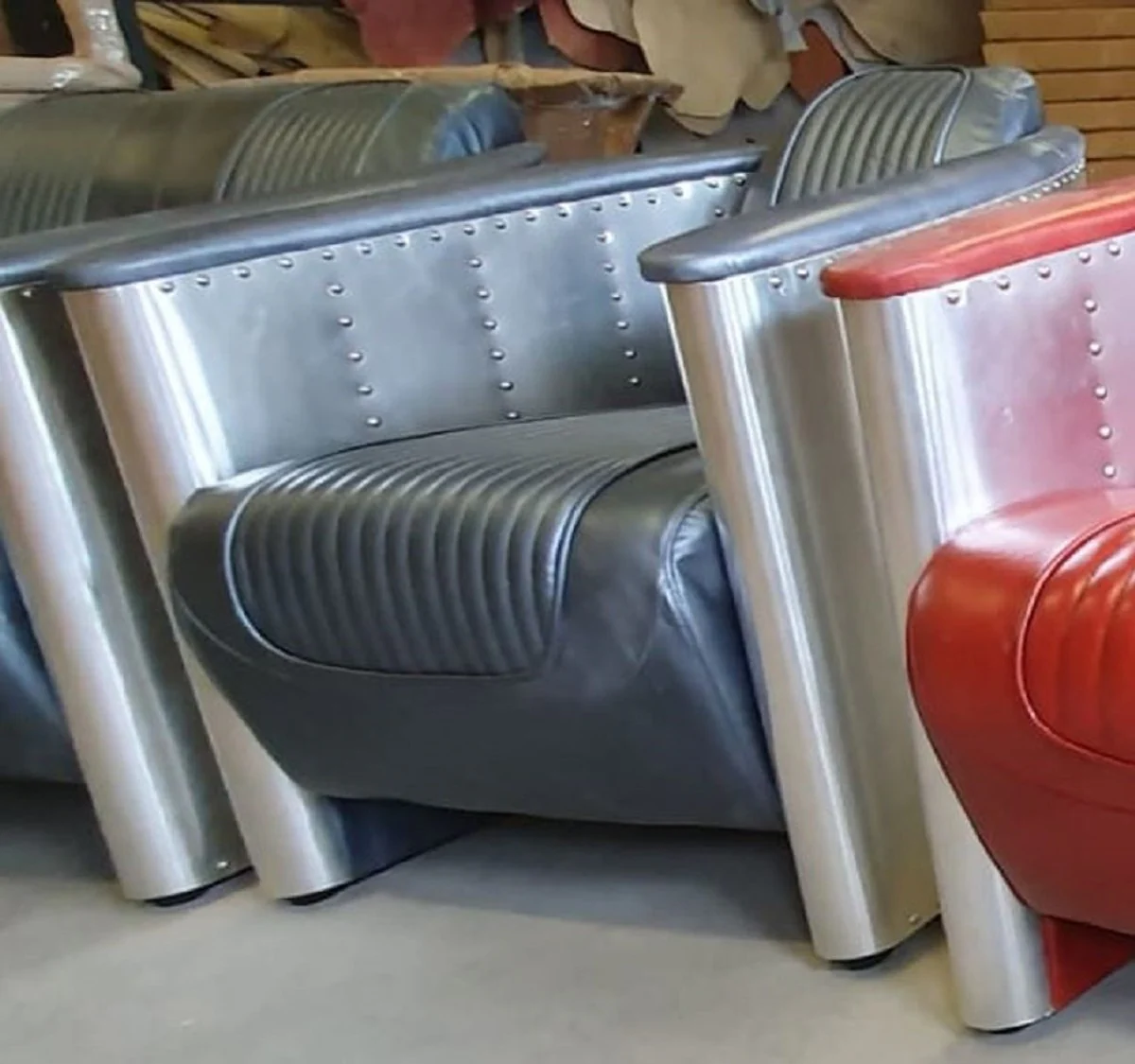 Casa Padrino sill¨®n de cuero Art Deco de lujo gris / plata 69 x 70 x A. 82 cm - Sill¨®n de sal¨®n de aluminio con cuero genuino - Muebles de cuero genuino de aviador de avi¨®n - Muebles de lujo