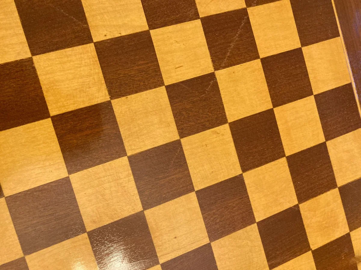 Casa Padrino mesa auxiliar barroco con superficie de juego de ajedrez y backgammon marr¨®n oscuro / marr¨®n / lat¨®n 60 x 60 x A. 71 cm - Muebles barrocos - Muebles estilo antiguo - Noble y Magn¨ªfico