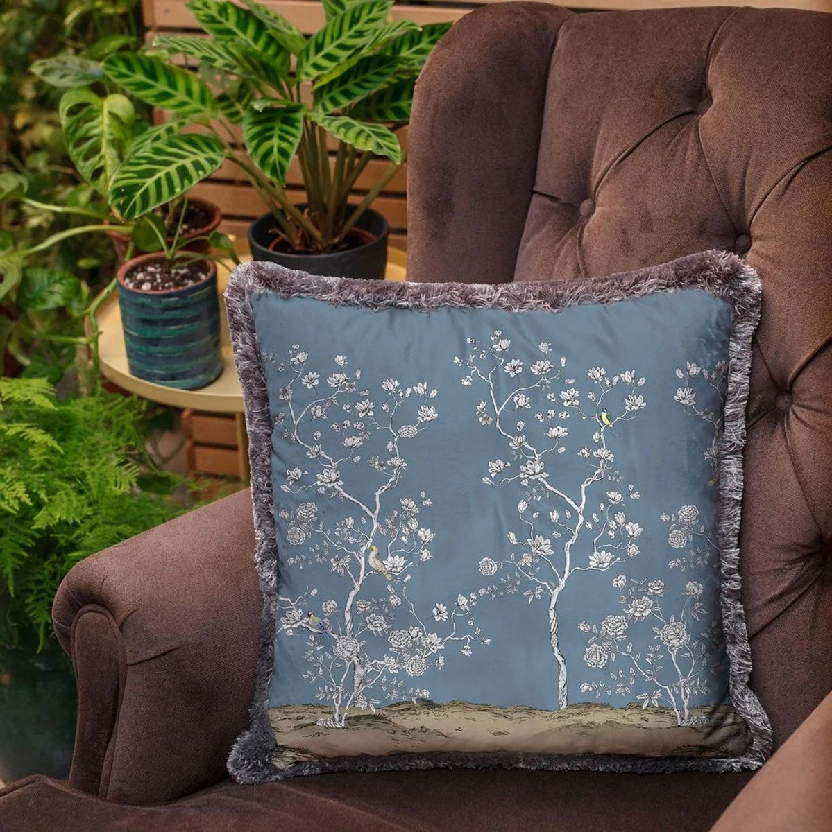 Casa Padrino cojín decorativa de lujo arbustos con flores y pájaros azul / multicolor / gris 45 x 45 cm - Almohada de terciopelo estampado con flecos - Accesorios decorativos de lujo