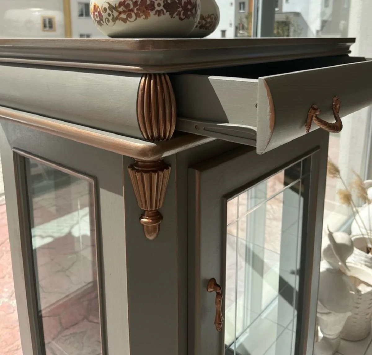 Casa Padrino vitrina barroco de lujo verde menta / cobre - Vitrina de estilo barroco con puerta de vidrio y caj¨®n - Muebles de lujo en estilo barroco - Muebles barrocos - Noble y Magn¨ªfico