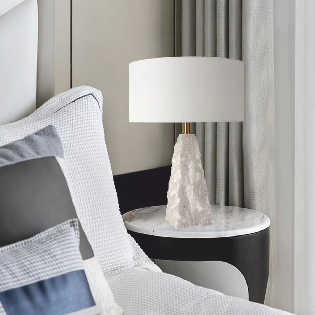 Casa Padrino l¨¢mpara de mesa de lujo de piedra natural blanco / lat¨®n A. 56 cm - L¨¢mpara de escritorio