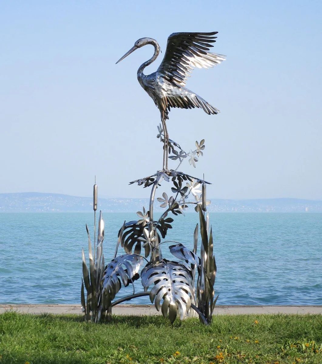 Casa Padrino escultura de jardín de lujo de acero inoxidable garza en rama plata 103 x 108 x A. 218 cm - Figura de decoración de jardín hecha a mano - Decoración de jardín de lujo