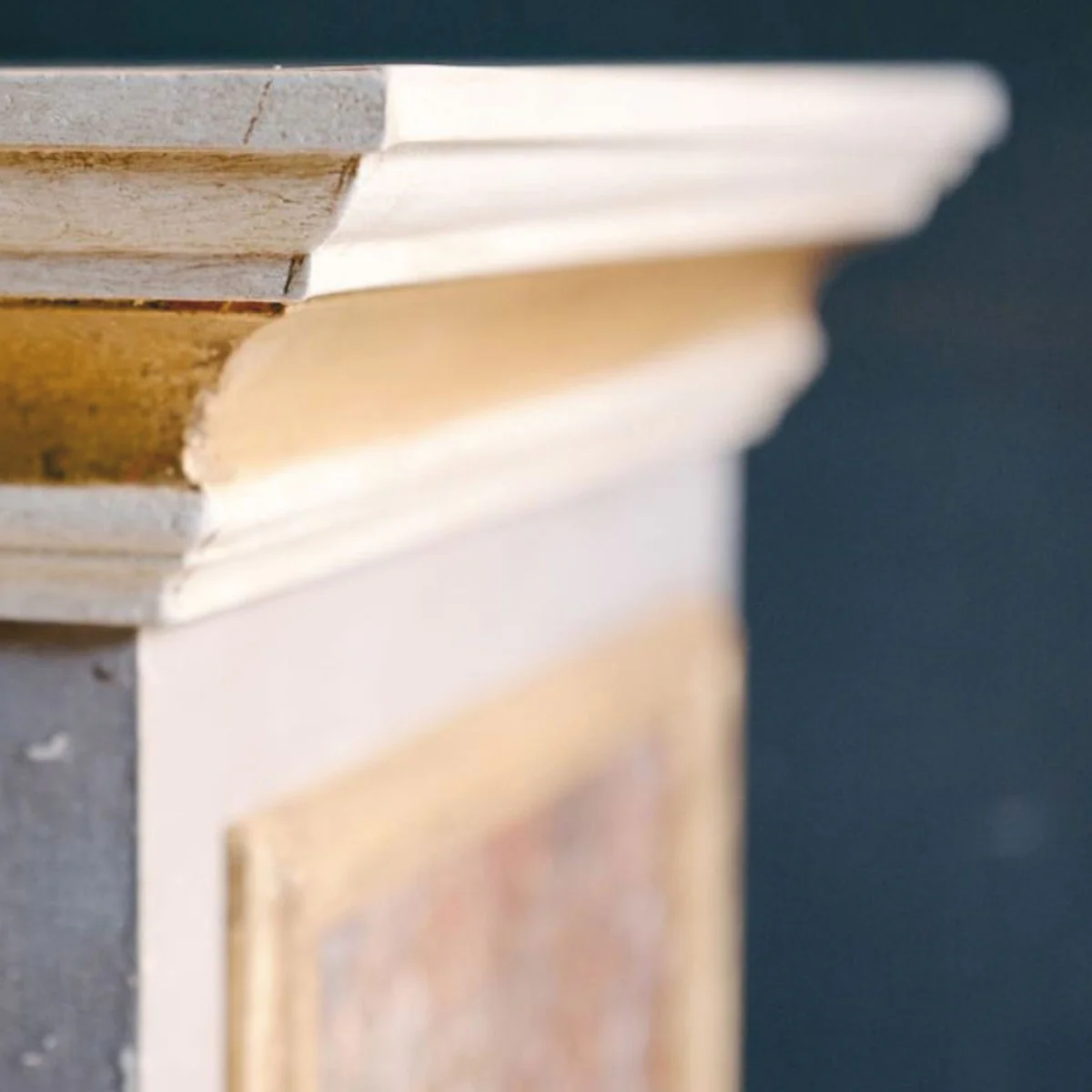 Casa Padrino Columna Barroco de Lujo Gris / Blanco / Oro / Rojo Al. 82 cm - Muebles Barrocos - Hecho en Italia