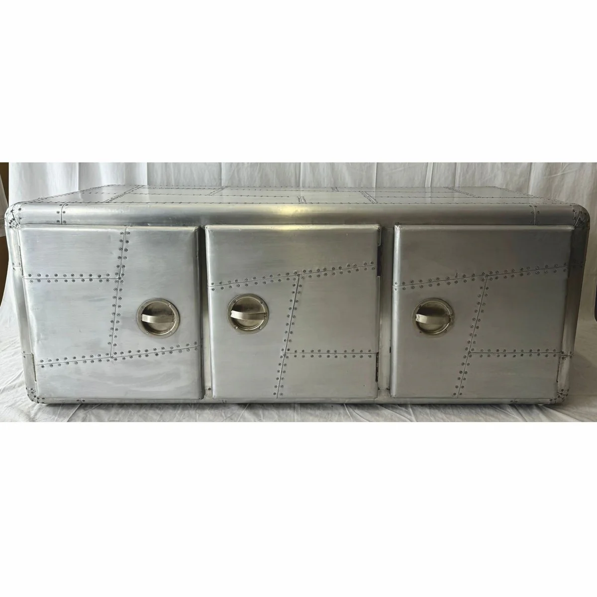 Casa Padrino gabinete de TV de aviador de aluminio con 3 puertas plata A. 145 cm