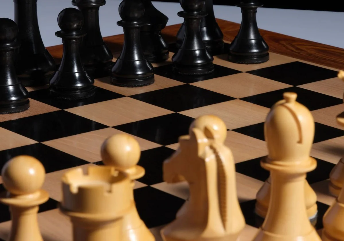 Casa Padrino conjunto de ajedrez de lujo 50 x 50 cm - Conjunto de ajedrez de madera - Tablero de ajedrez con piezas de ajedrez