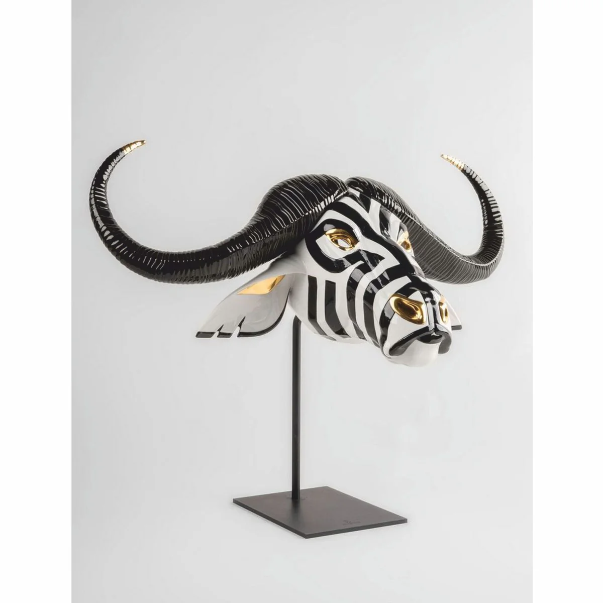 Casa Padrino m¨¢scara decorativa de porcelana de lujo b¨²falo blanco / negro / oro 67 x 22 x A. 36 cm