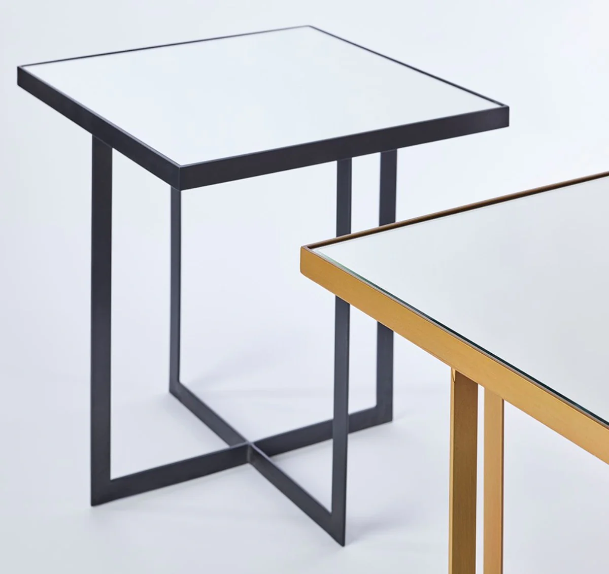 Casa Padrino mesa auxiliar de lujo negro 51 x 51 x A. 55 cm - Mesa de metal con tablero de vidrio espejado - Muebles de Lujo