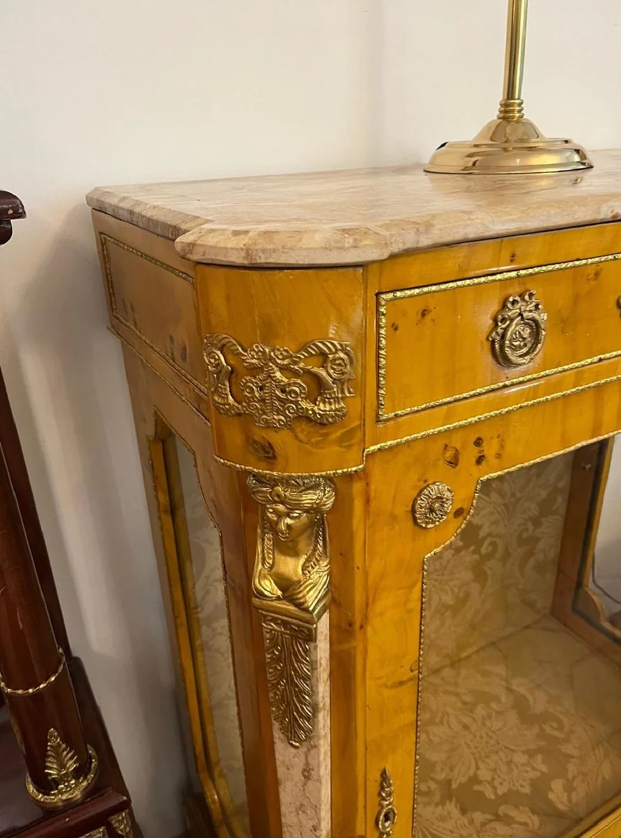 Casa Padrino vitrina barroco arce ojo de p¨¢jaro / crema / lat¨®n - Vitrina hecha a mano de madera maciza con puerta de vidrio y caj¨®n - Muebles barrocos - Noble y Magn¨ªfico