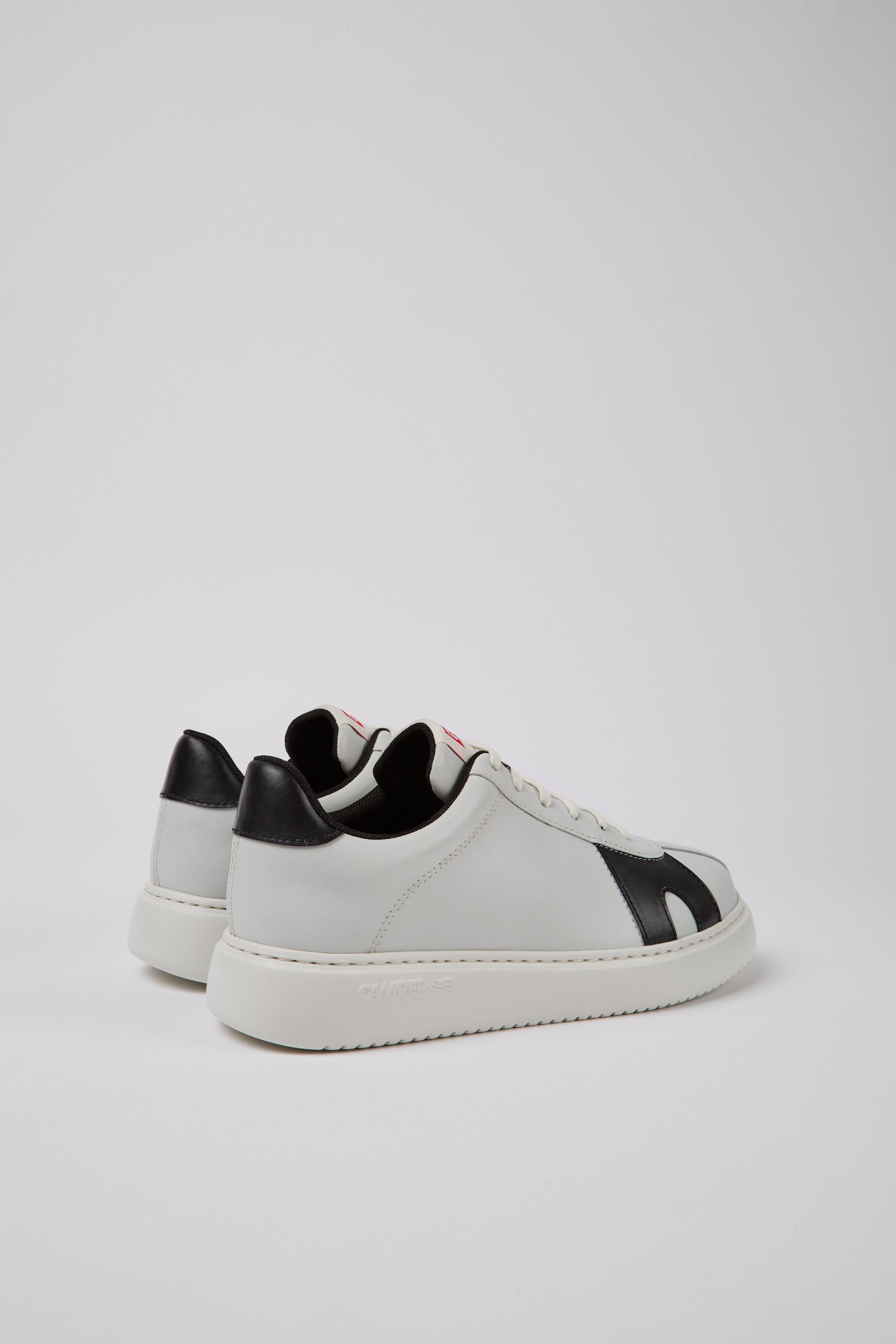 Runner K21 MIRUM - White and black sneakers for women