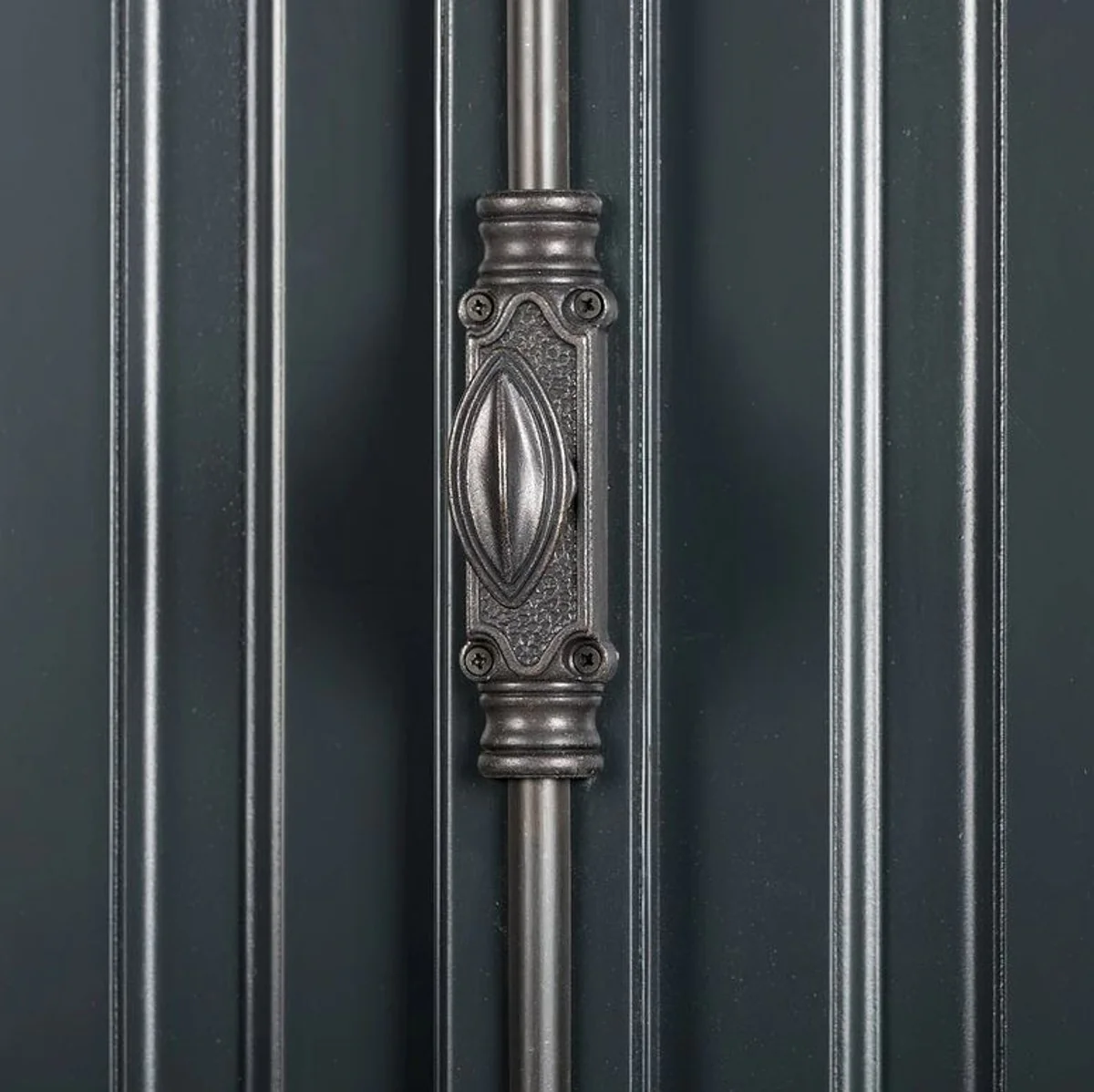 Casa Padrino Gabinete de madera maciza gris con un espacioso espacio de almacenamiento 48 x 88 x 245 cm con 4 puertas