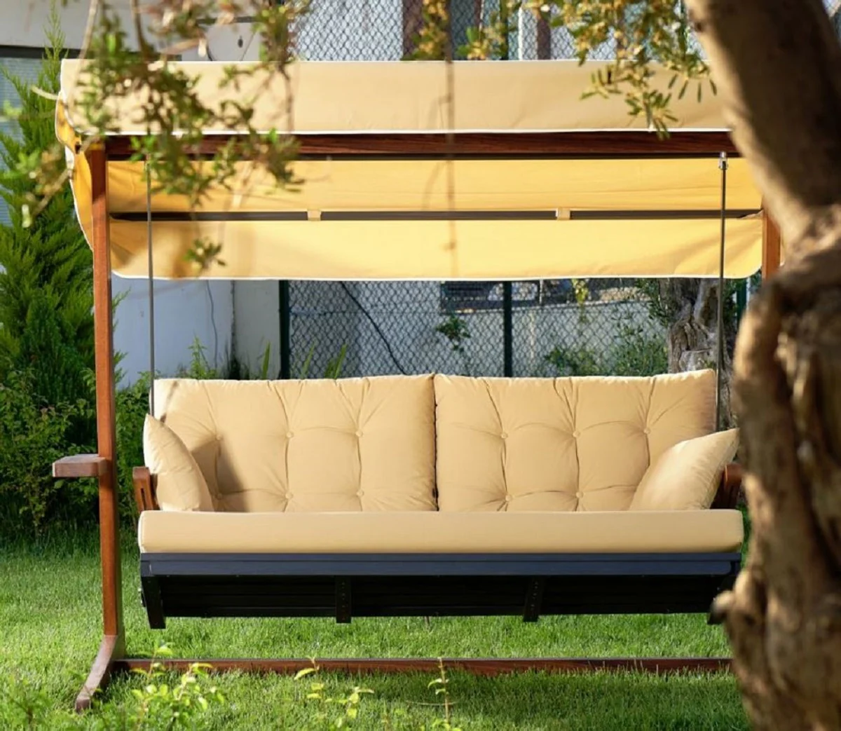 Casa Padrino columpio de Hollywood de lujo beige / marrón - Columpio de jardín moderno resistente a la intemperie con toldo para el sol - Columpio de Terraza de Jardín - Muebles de Hotel