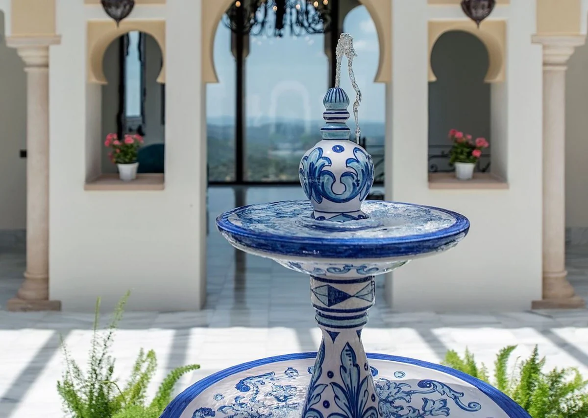 Casa Padrino fuente Art Nouveau de lujo blanco / azul 300 x 300 x A. 155 cm - Fuente de jardín de cerámica hecha a mano y pintada a mano - Accesorios de Decoración de Jardín Barroco y Art Nouveau