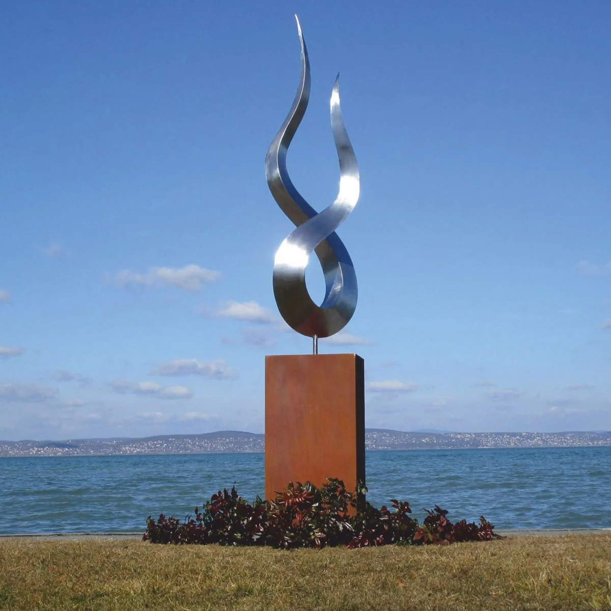 Casa Padrino escultura decorativa de jard¨ªn de metal de lujo llama sobre columna plata / ¨®xido A. 301 cm