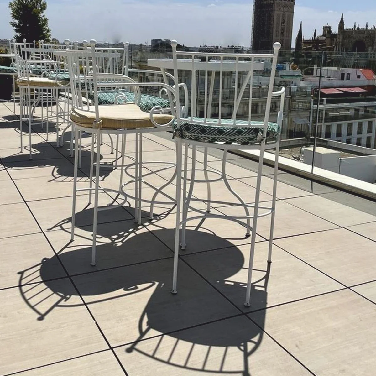 Casa Padrino silla de bar de lujo Art Nouveau de hierro forjado con reposabrazos blanco / beige A. 117 cm