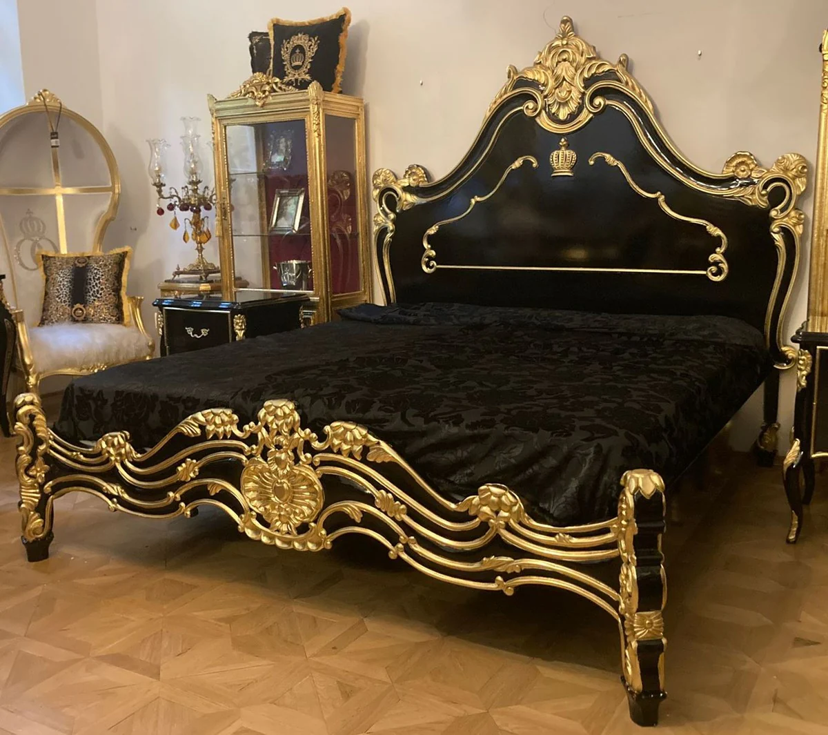 Pomp??s by Casa Padrino cama de matrimonio barroco de lujo con colch¨®n negro / oro - Cama barroco pomposa dise?ada por Harald Gl??ckler - Muebles de dormitorio en estilo barroco - Muebles barrocos
