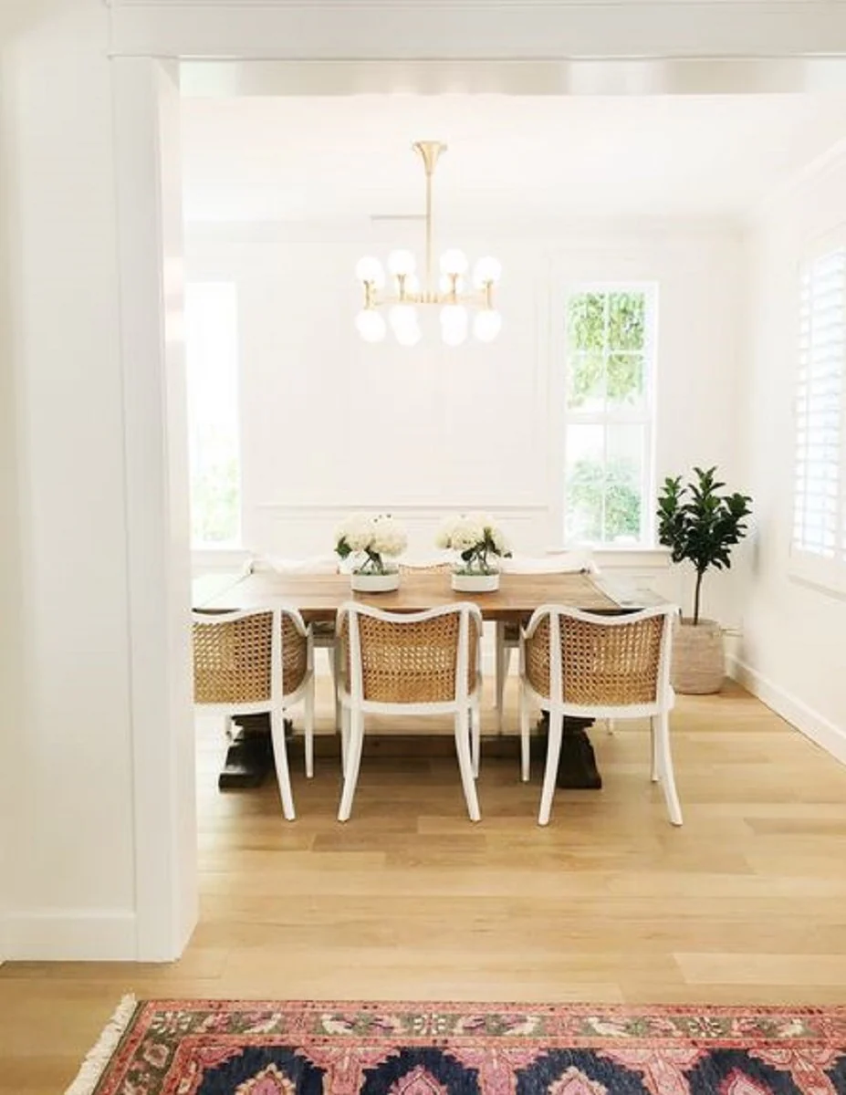 Casa Padrino Araña LED de Lujo Latón Antiguo / Blanco Ø 68,6 x H. 34,3 cm - Araña con Pantallas de Vidrio Esférico - Calidad de Lujo