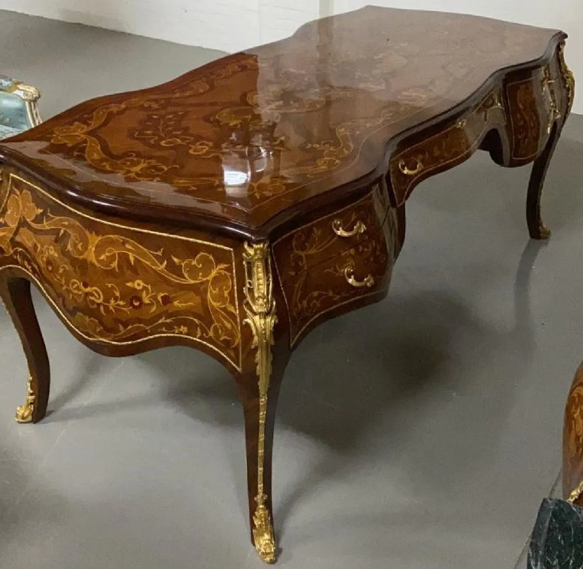 Casa Padrino escritorio barroco incrustaciones de caoba / oro - Escritorio estilo antiguo hecho a mano con 5 cajones - Mobiliario de oficina barroco