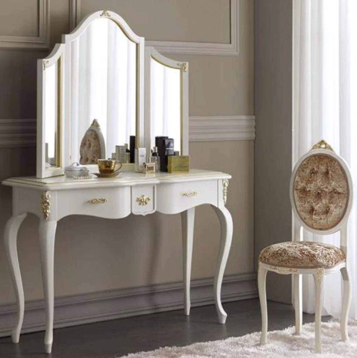 Casa Padrino conjunto de consola de espejo barroco de lujo marr¨®n / blanco / oro - Mesa consola elegante con espejo y silla de se?ora - Muebles de dormitorio barroco de lujo