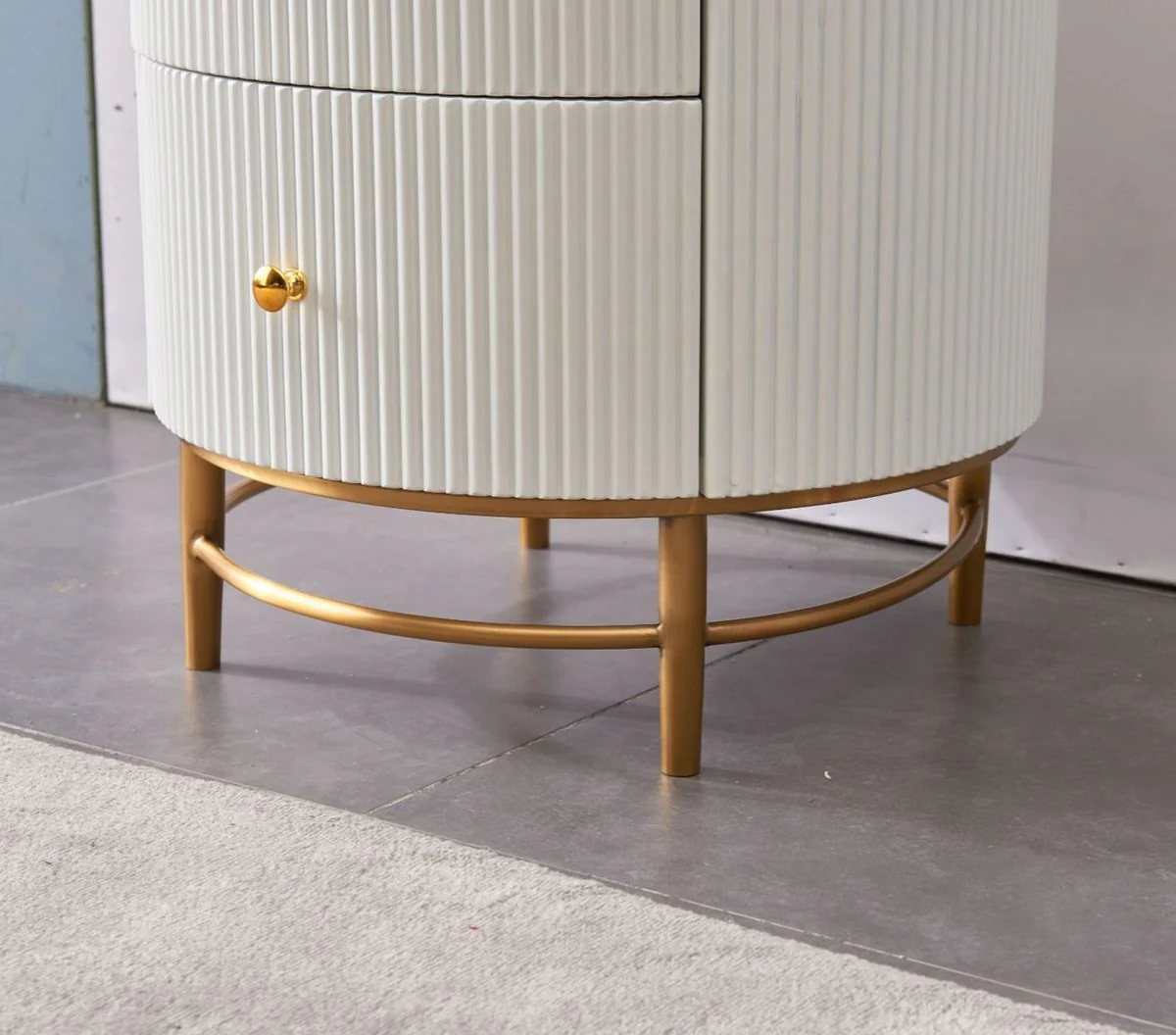 Casa Padrino mesa auxiliar de lujo blanco / lat¨®n / oro ? 50 x A. 58 cm - Mesita de noche redonda con 2 cajones - Muebles Modernos