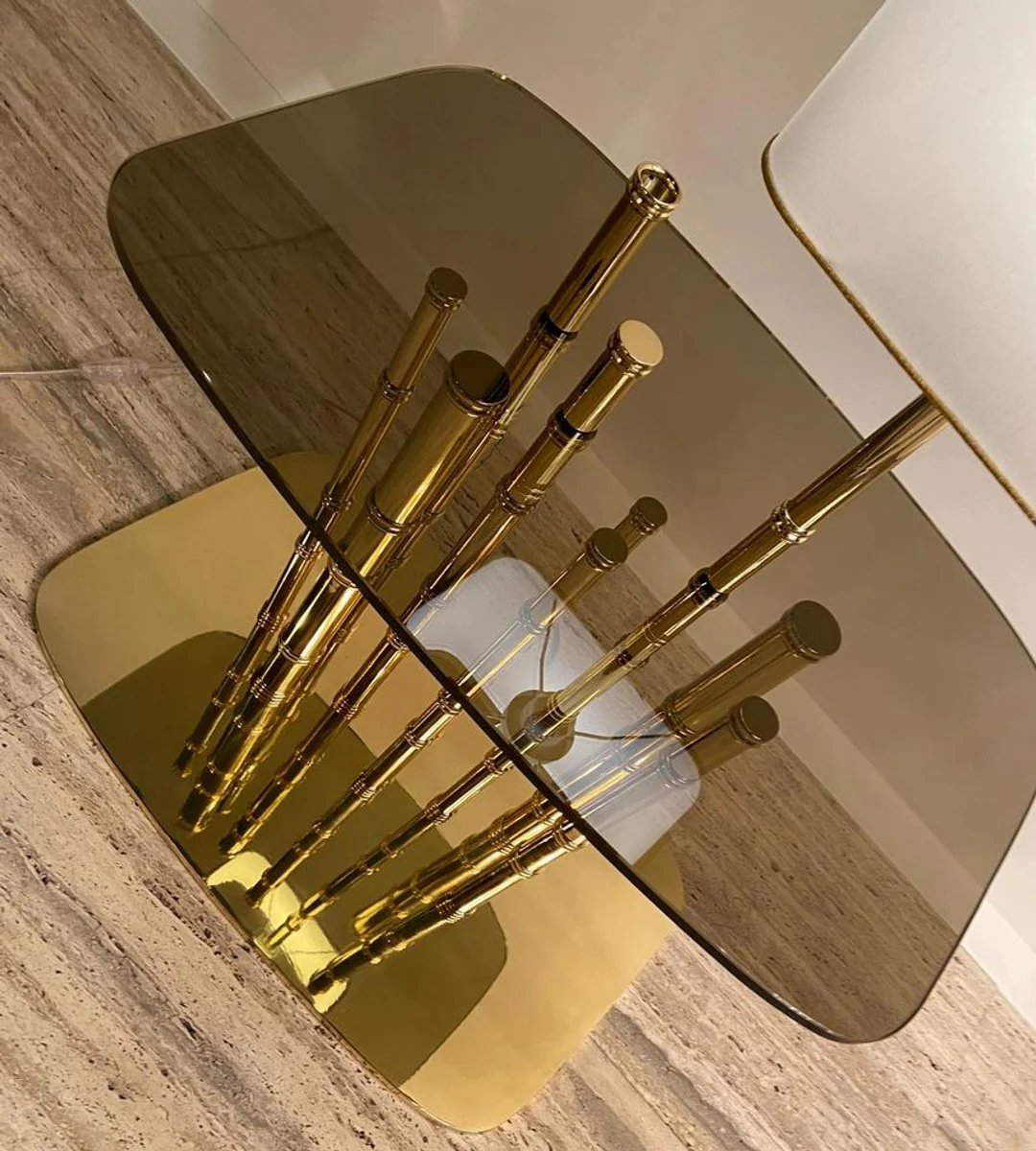 Casa Padrino mesa auxiliar de dise?o de lujo bamb¨² oro / negro / blanco 70 x 45 x A. 40 cm - Mesita de noche de lat¨®n chapado en oro con tapa de vidrio y l¨¢mpara de mesa integrada - Muebles de Hotel