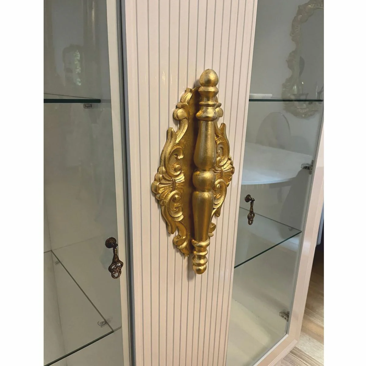 Casa Padrino vitrina barroco de lujo blanco / oro 125 x 49 x A. 169 cm - Pieza de exposici¨®n