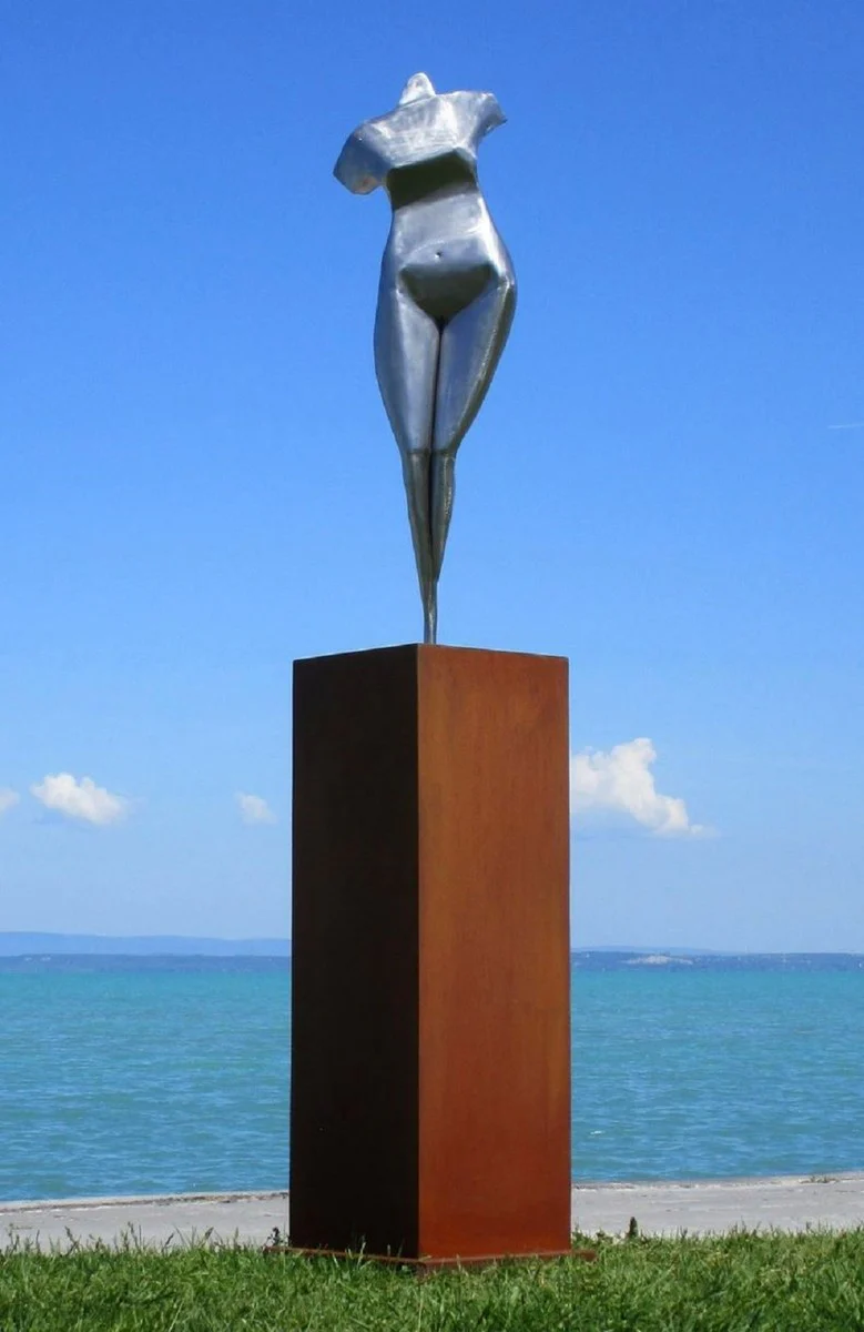 Casa Padrino escultura de metal de decoraci¨®n de jard¨ªn XXL mujer sobre columna plata / ¨®xido A. 205 cm