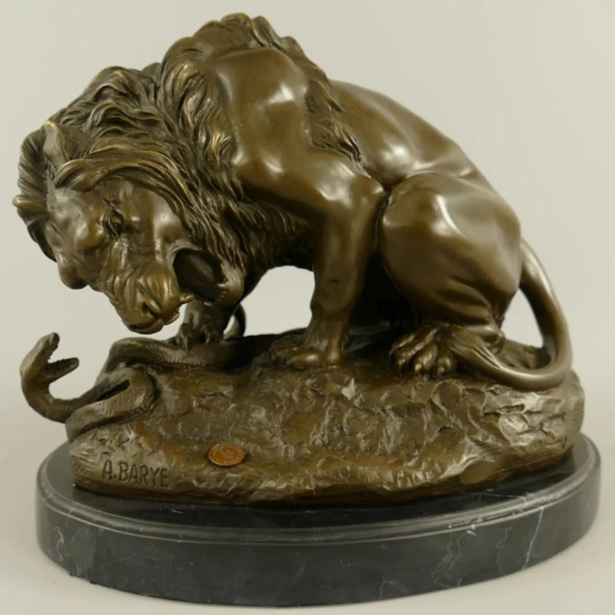 Casa Padrino escultura decorativa de bronce de lujo león y serpiente bronce / negro 30 x 19 x A. 24 cm - Figura decorativa bronce - Decoración escritorio - Accesorios decorativos de lujo