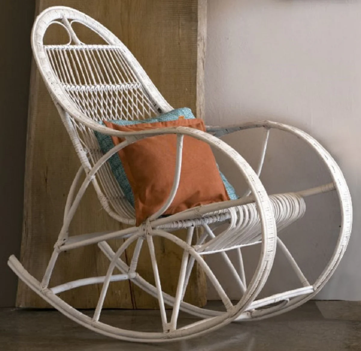 Casa Padrino mecedora de lujo blanco 53 x 120 x A. 115 cm - Mecedora de rat¨¢n hecha a mano con reposabrazos - Muebles de sal¨®n - Muebles de jard¨ªn - Muebles de rat¨¢n - Muebles de lujo