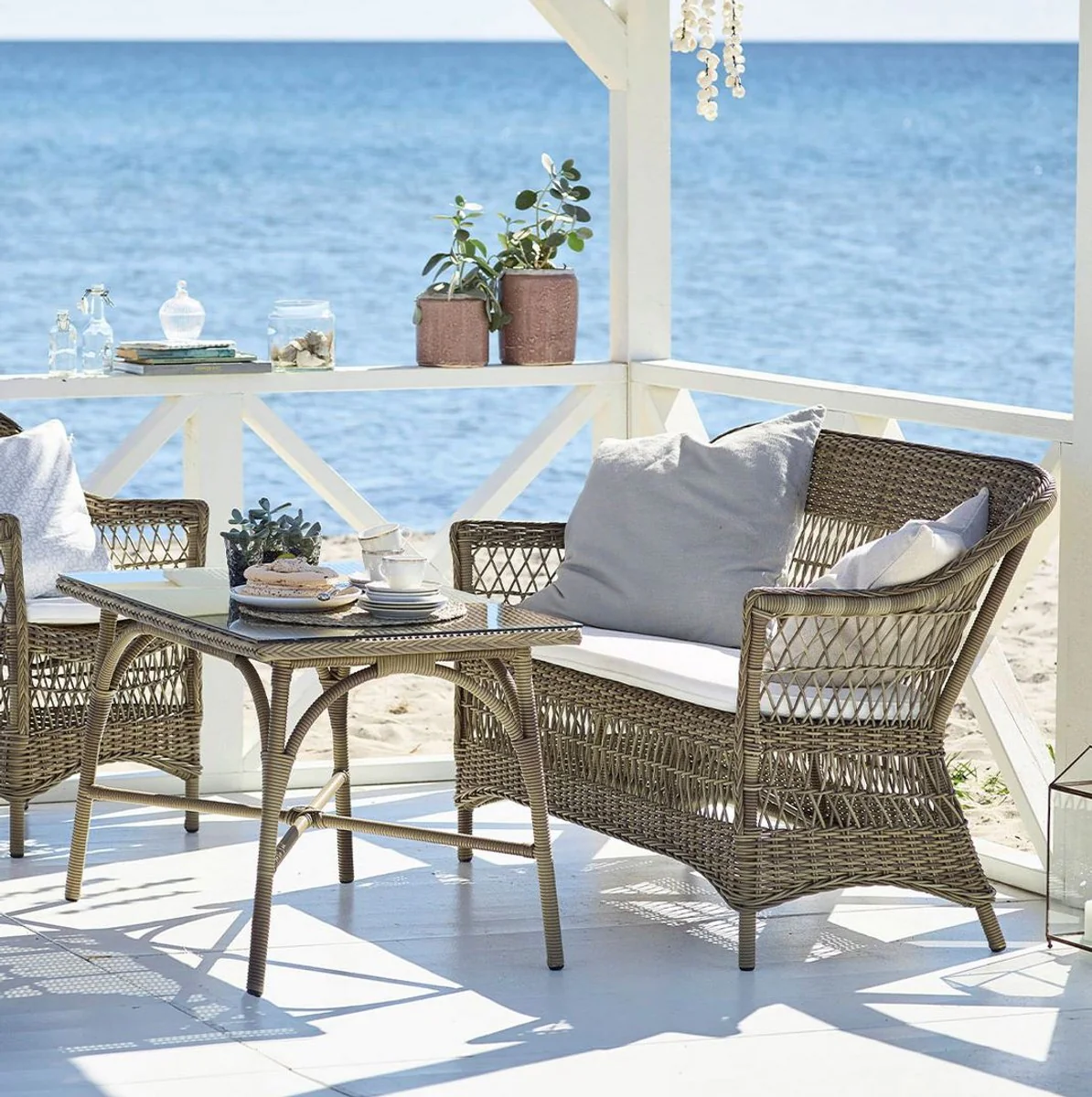 Casa Padrino sofá de jardín de lujo con cojín de asiento gris antiguo / blanco 134 x 66 x A. 86 cm - Sofá de jardín y terraza resistente a la intemperie - Muebles de Jardín y Terraza