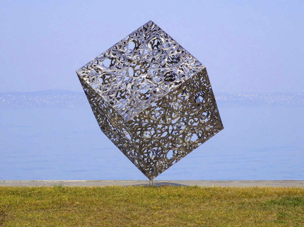 Casa Padrino escultura de jardín de acero inoxidable de lujo cubo plata 150 x 130 x A. 170 cm - Decoración de jardín hecha a mano resistente a la intemperie - Colección de Lujo