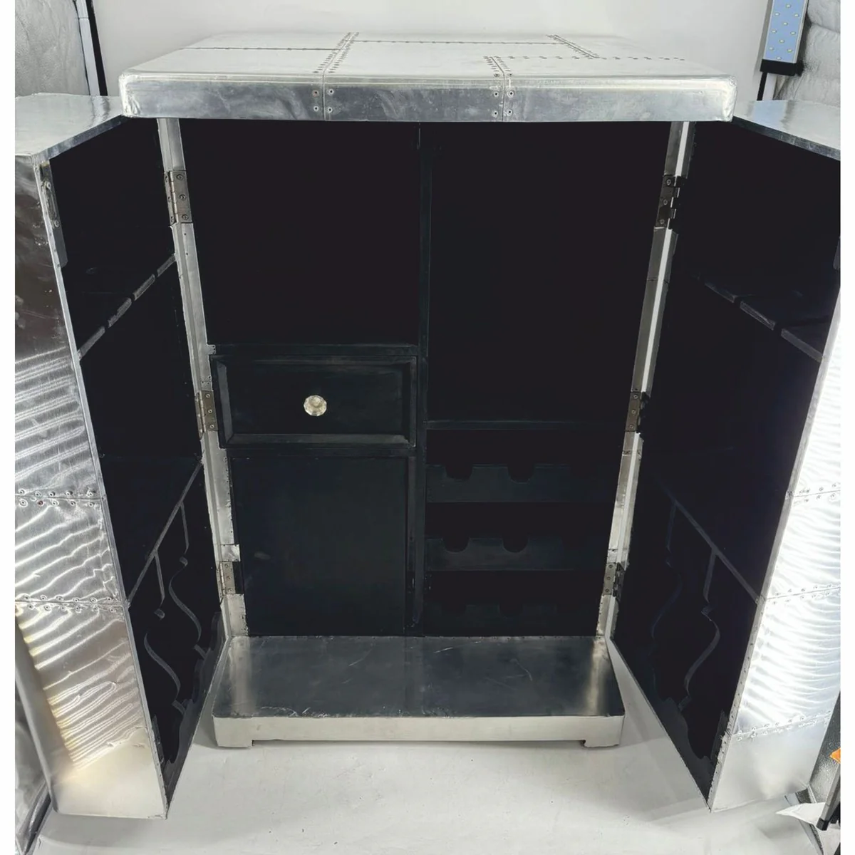 Casa Padrino gabinete de bar de aviador de aluminio plata / negro A. 113 cm