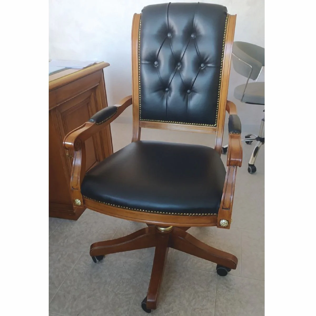 Casa Padrino silla de escritorio Chesterfield barroco de lujo de cuero negro / marr¨®n - Silla de oficina ajustable en altura barroco con cuero genuino - Muebles oficina barrocos - Hecho en Italia