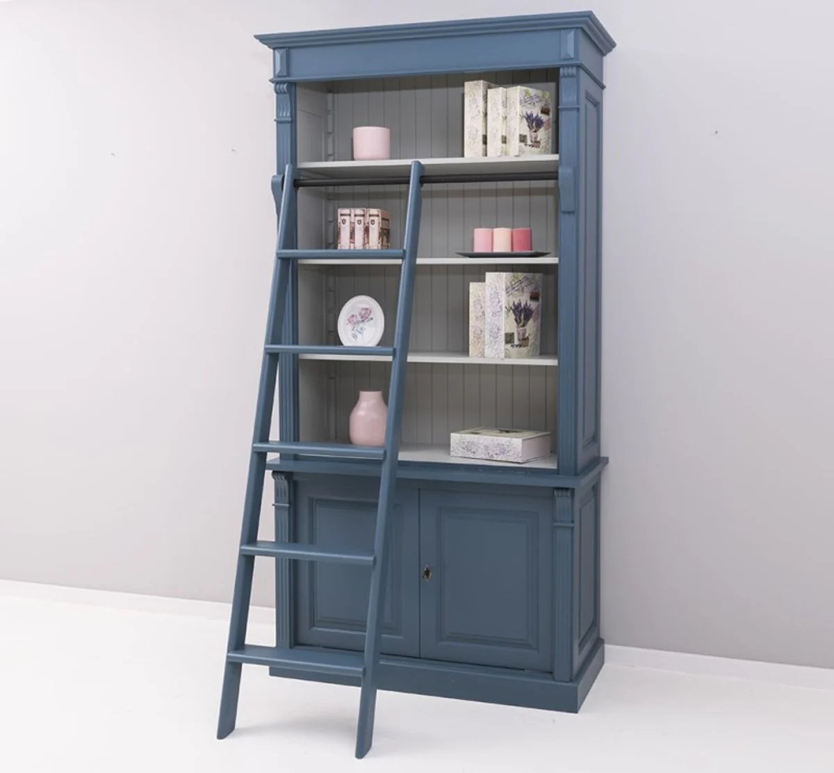 Casa Padrino librer¨ªa estilo casa de campo con escalera acero azul