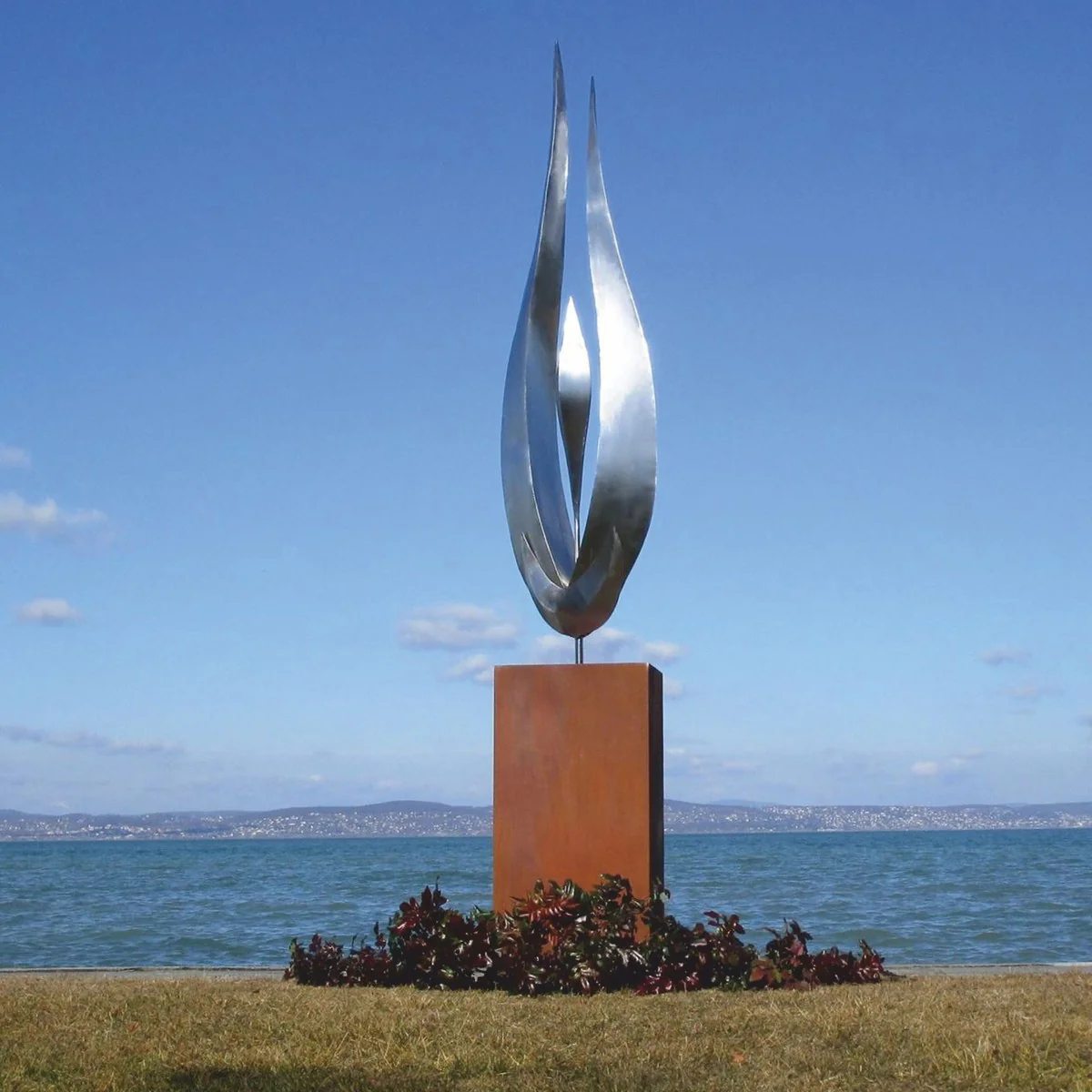 Casa Padrino escultura decorativa de jard¨ªn de metal de lujo con columna color plata / ¨®xido A. 324 cm