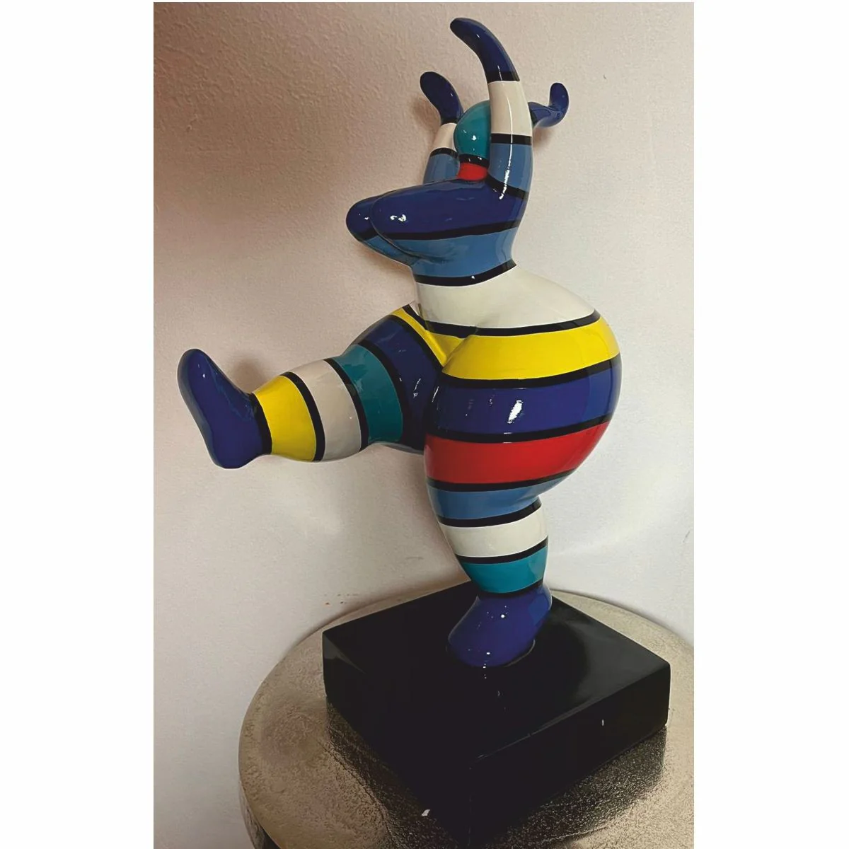 Casa Padrino figura decorativa mujer haciendo deporte colorido con rayas A. 48 cm - Pieza de exposici¨®n