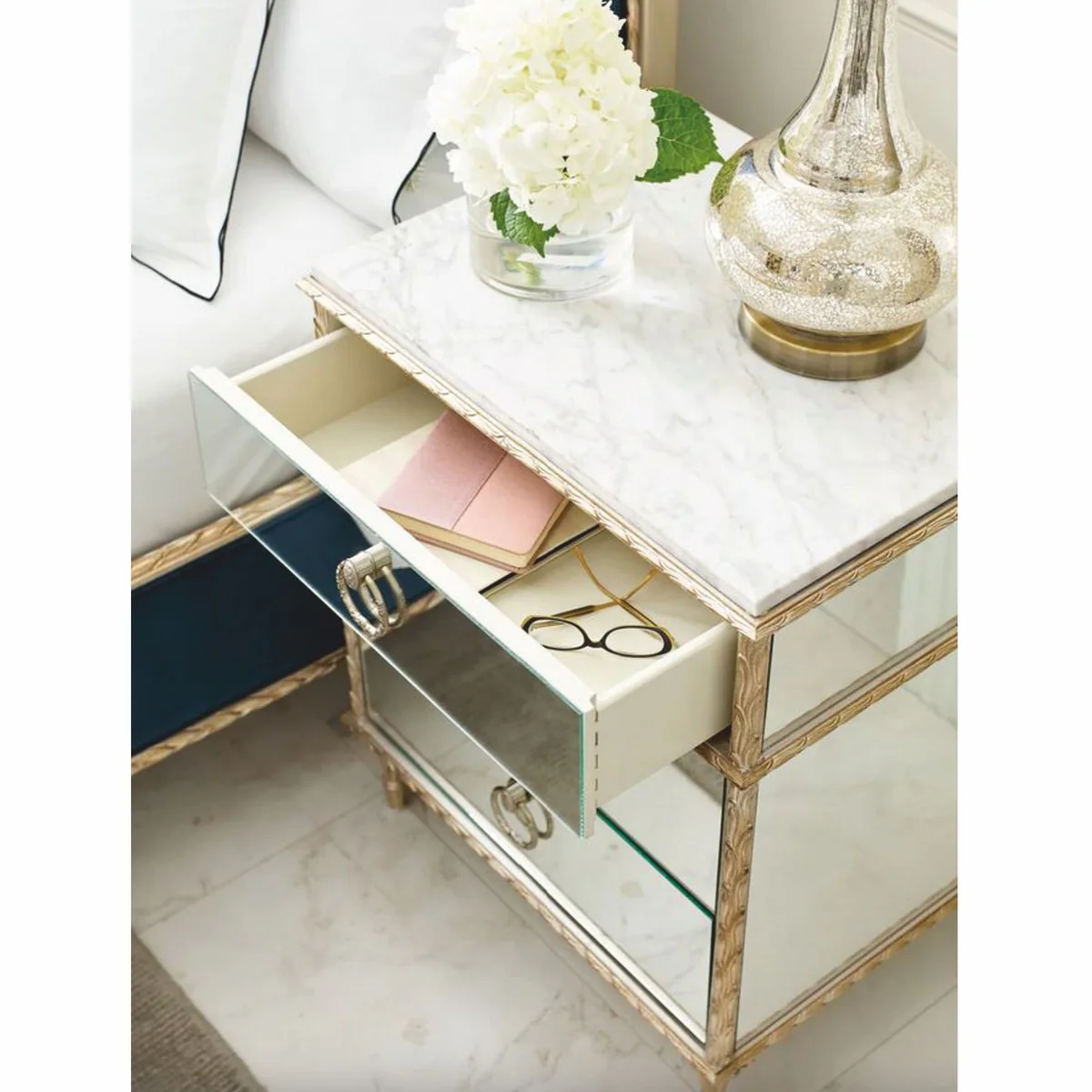 Casa Padrino mesita de noche barroco de lujo blanco / oro Al. 71 cm - Muebles barrocos con espejo