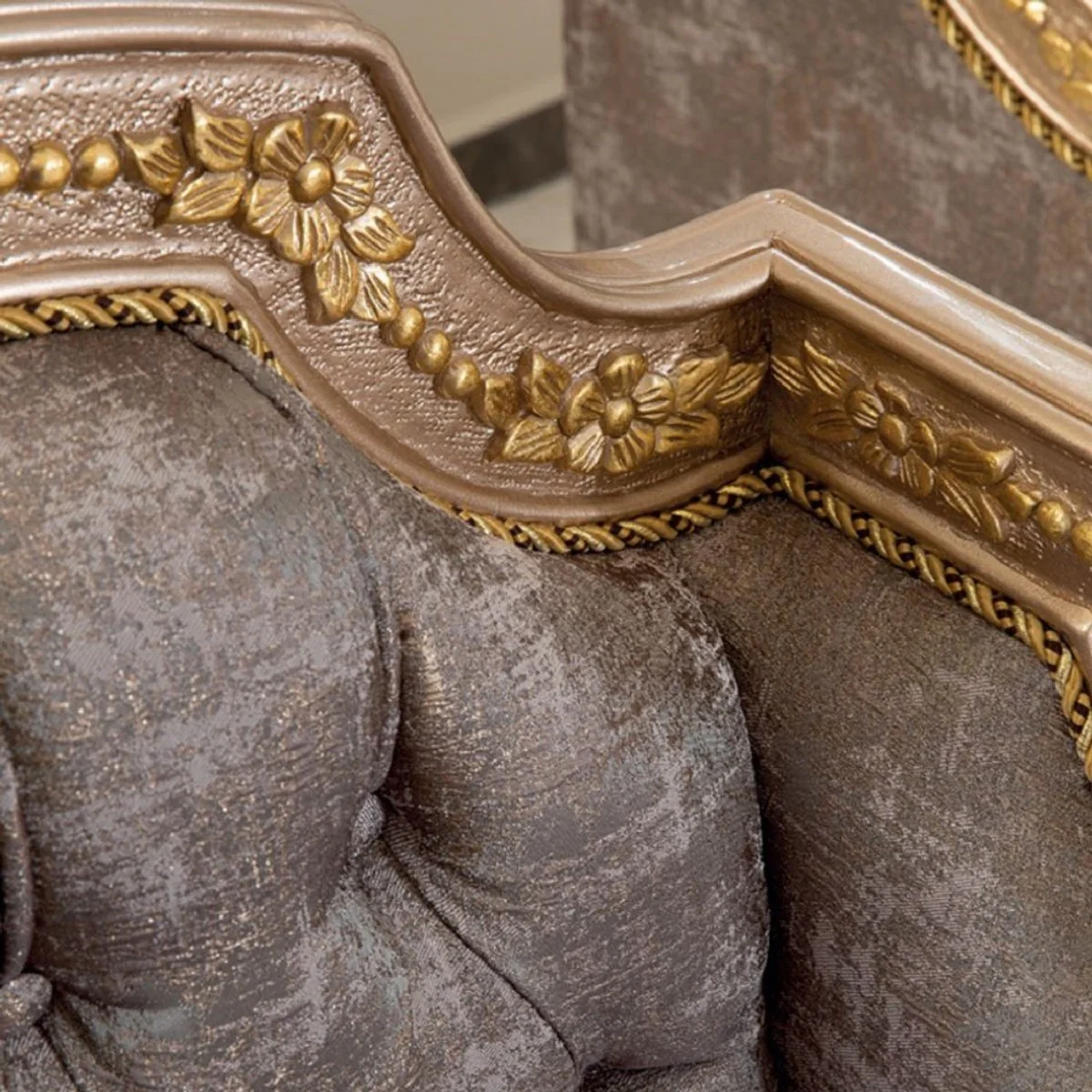 Casa Padrino conjunto de sala de estar barroco de lujo gris / plata / oro - 2 Sof¨¢s y 2 Sillones y 1 Mesa de Centro - Muebles de sal¨®n en estilo barroco - Noble y Magn¨ªfica