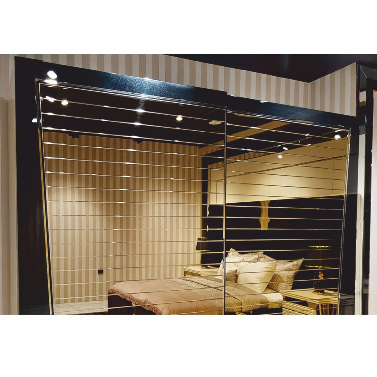 Casa Padrino armario de dormitorio de lujo con 2 puertas correderas negro / oro 280 x 230 cm