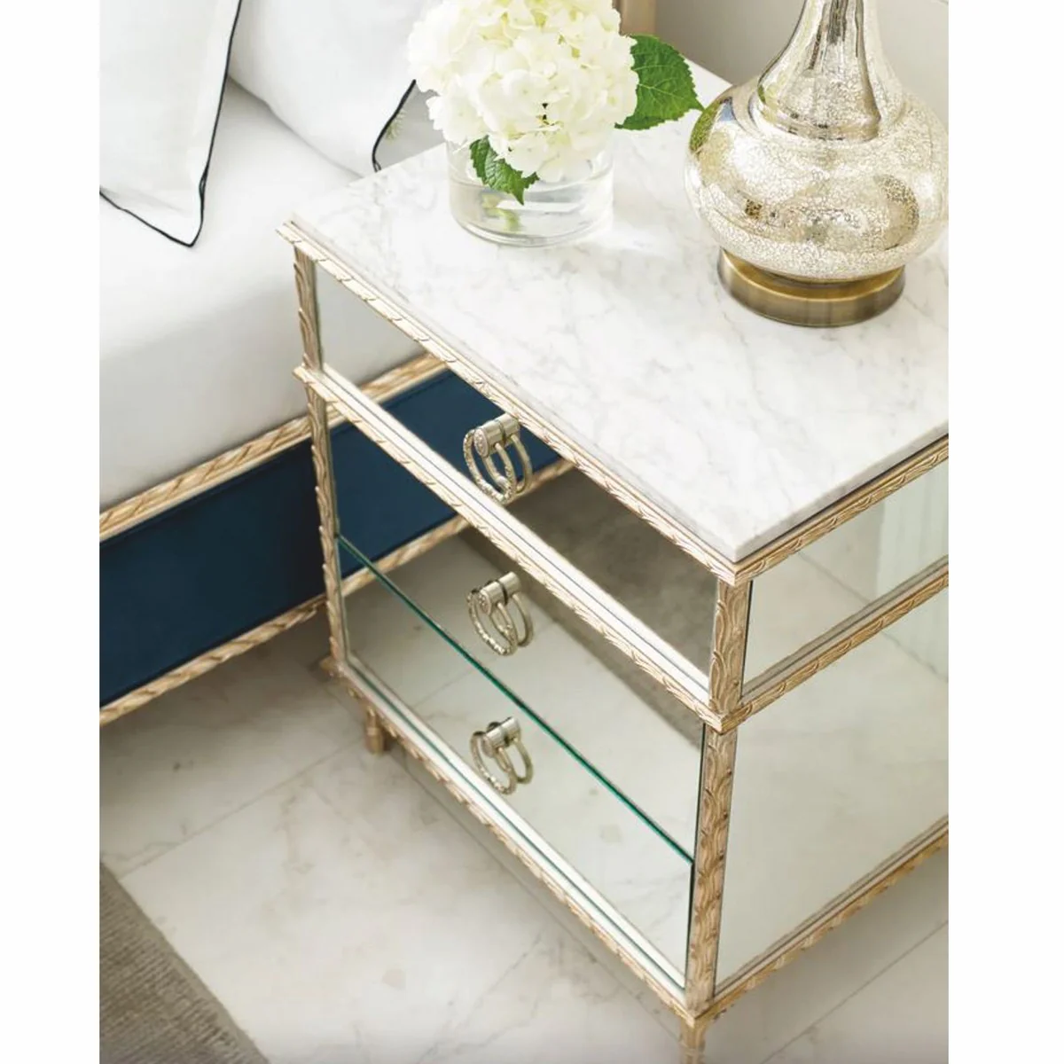 Casa Padrino mesita de noche barroco de lujo blanco / oro Al. 71 cm - Muebles barrocos con espejo