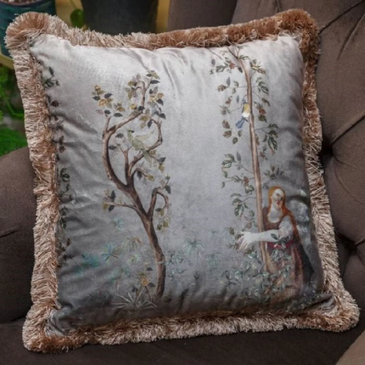 Casa Padrino almohada decorativa de lujo mujer en el jardín diseño gris / multicolor 45 x 45 cm - Almohada de terciopelo estampada con flecos - Decoración Salón