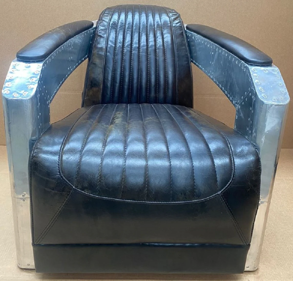 Casa Padrino sillón de cuero Art Deco de lujo marrón oscuro / plata - Sillón de salón de aluminio con cuero genuino de alta calidad - Muebles de cuero genuino de aviador de avión