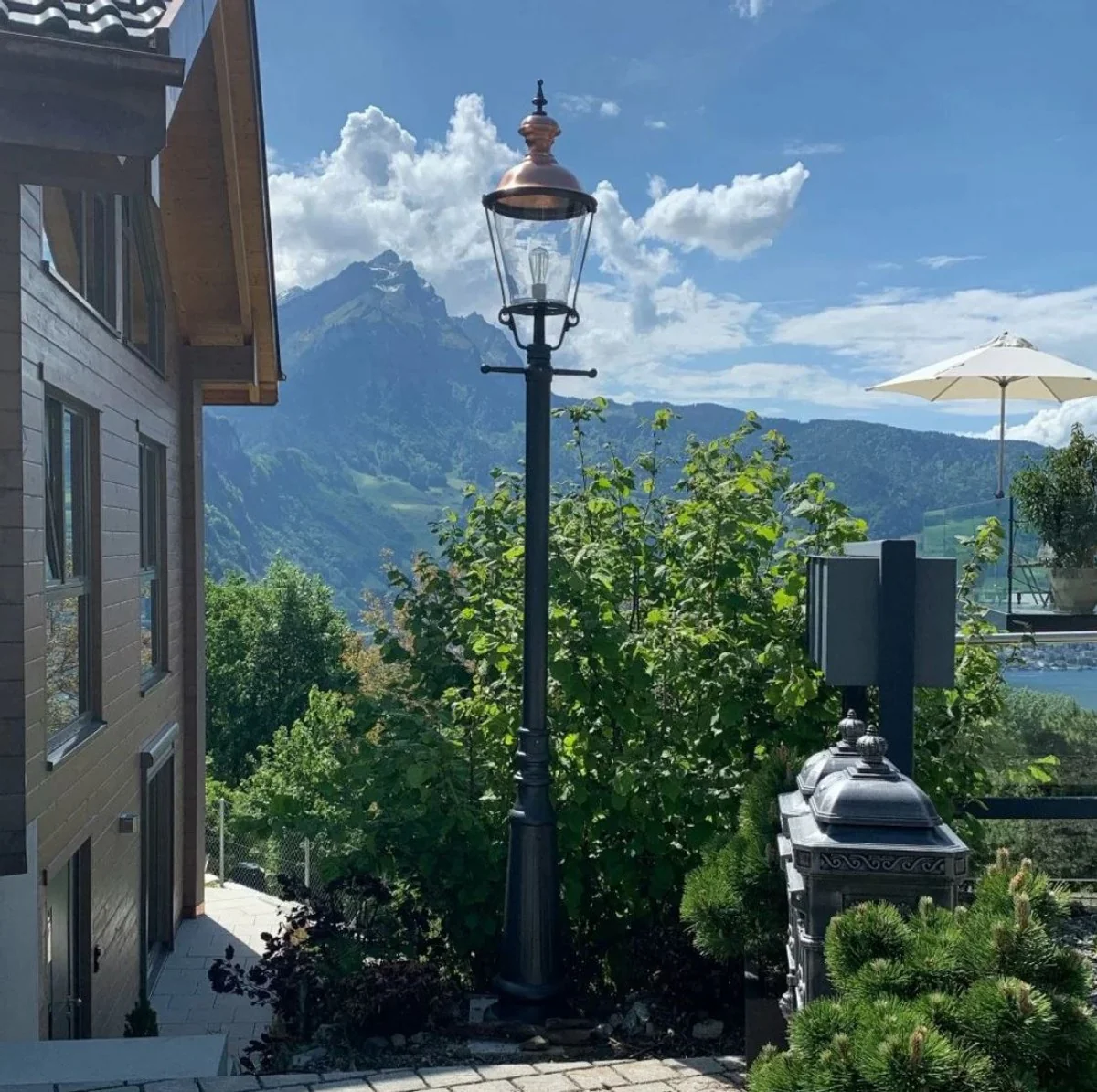 Casa Padrino linterna de jard¨ªn Art Nouveau negro / cobre 49 x 37 x A. 295 cm - L¨¢mpara de pie de jard¨ªn de aluminio pintado con polvo - Iluminaci¨®n nost¨¢lgica - Luces nost¨¢lgicas