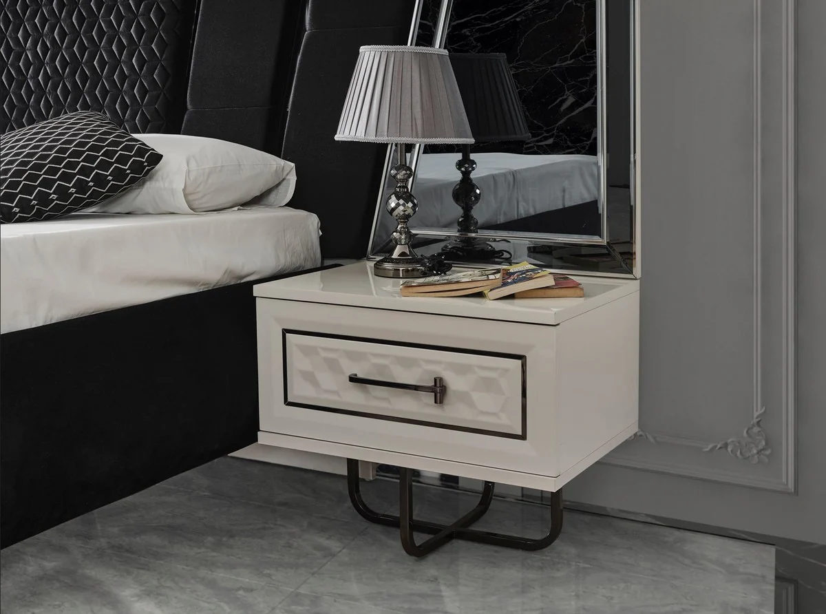 Casa Padrino Conjunto de Dormitorio Art Deco de Lujo Negro / Blanco / Bronce - 1 Cama Matrimonial con Cabecero y 2 Mesitas de Noche - Muebles de Dormitorio - Muebles Art Deco - Muebles de Lujo