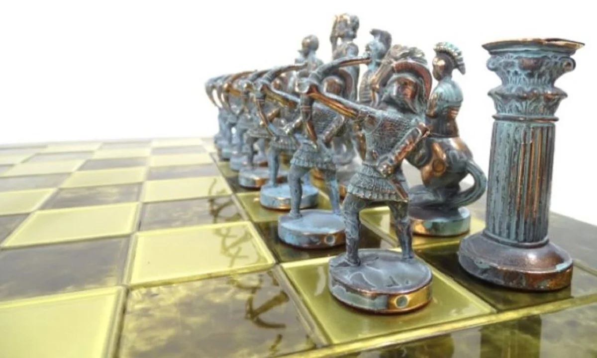 Casa Padrino conjunto de ajedrez de lujo 44 x 44 cm - Conjunto de ajedrez romano - Tablero de ajedrez de latón hecho a mano con piezas de ajedrez de latón - Accesorios decorativos de lujo