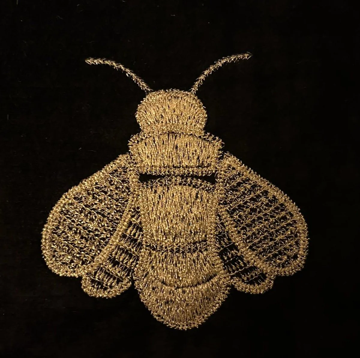 Casa Padrino cojín decorativo de lujo con borlas abeja negro / oro 45 x 45 cm