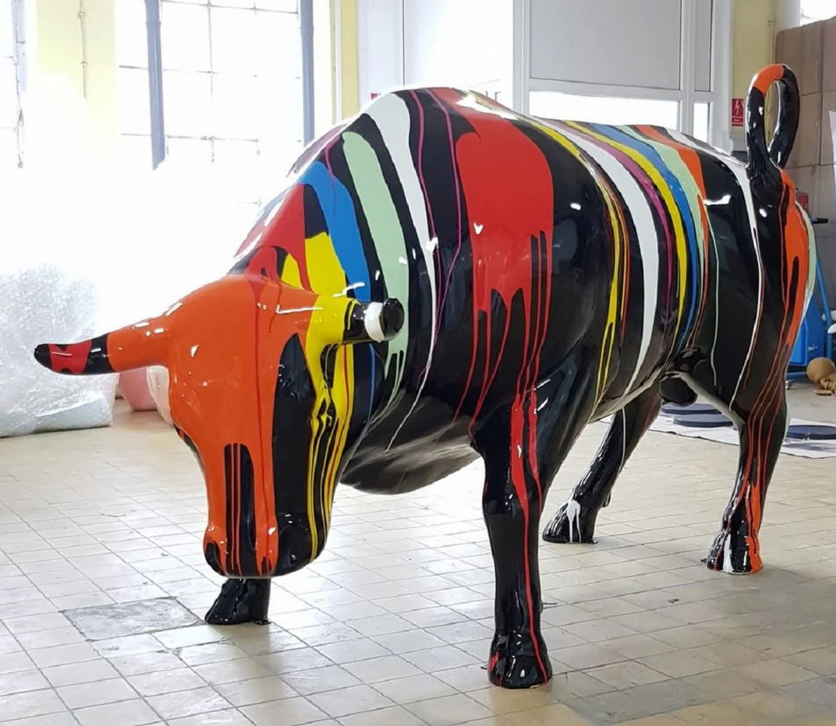 Casa Padrino escultura decorativa XXL toro negro / colorido 235 x A. 140 cm